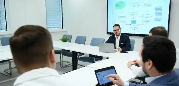 A k&eacute;pen fedett p&aacute;ly&aacute;s, sz&ouml;veg, szem&eacute;ly, Iroda&eacute;p&uuml;let l&aacute;that&oacute;

Előfordulhat, hogy az AI &aacute;ltal l&eacute;trehozott tartalom helytelen.